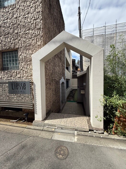 物件外観写真4　(エントランス部分)