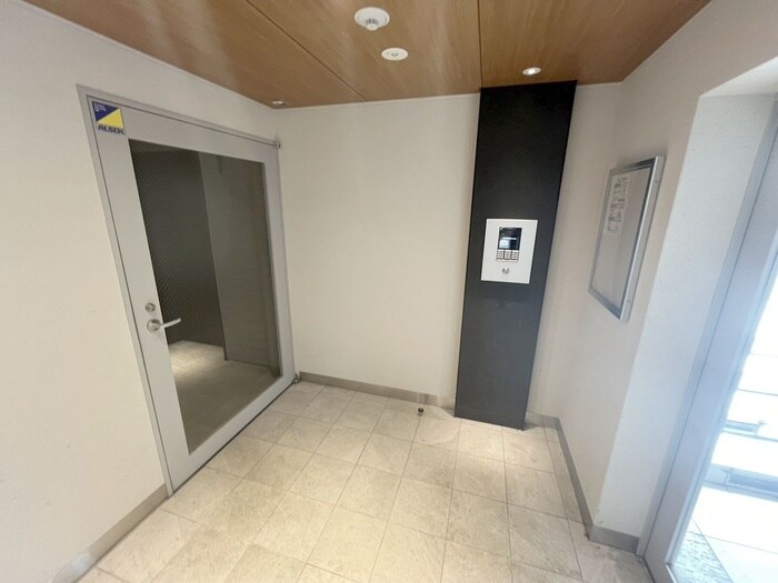 物件外観写真2　(エントランス部分)