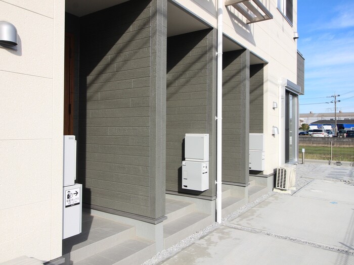 物件外観写真3　(エントランス部分)