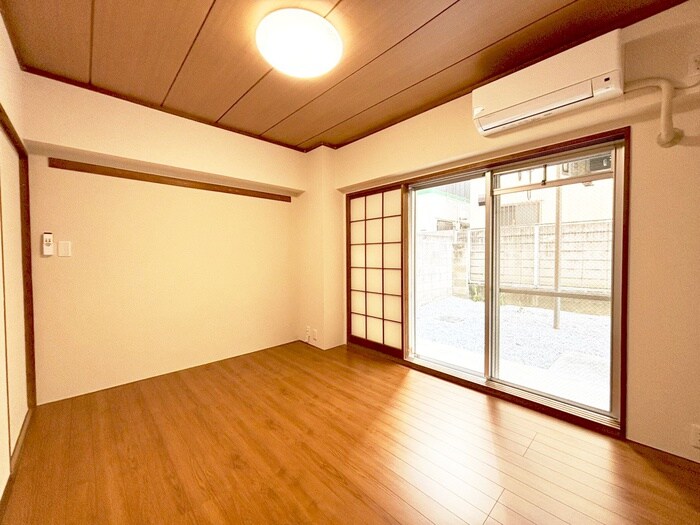 物件内観写真7　(室内からの展望)