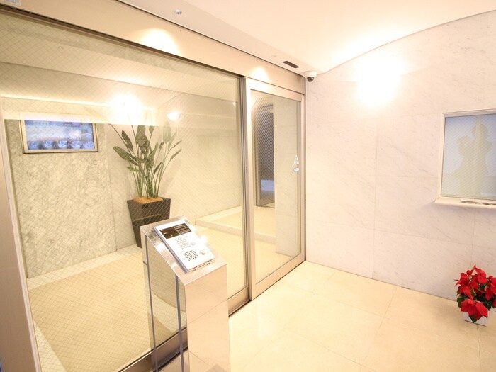 物件外観写真2　(エントランス部分)