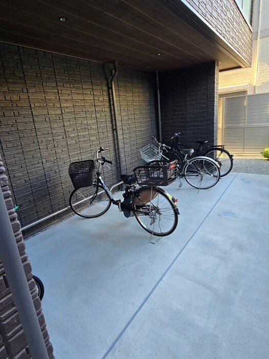 物件外観写真4　(駐輪場)