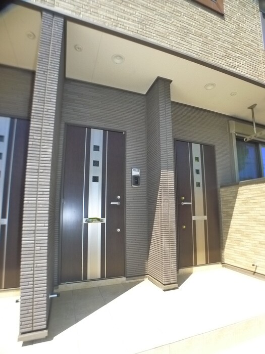 物件外観写真3　(エントランス部分)