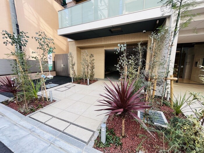 物件外観写真2　(エントランス部分)