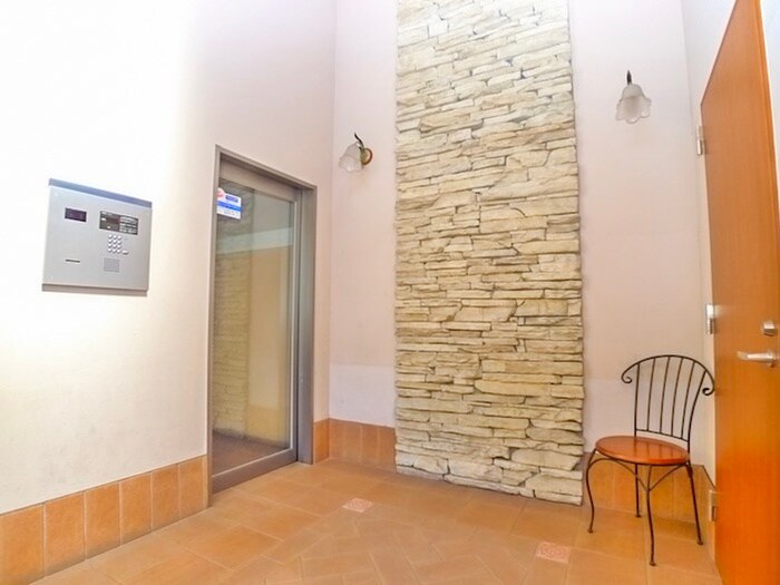 物件外観写真4　(エントランス部分)