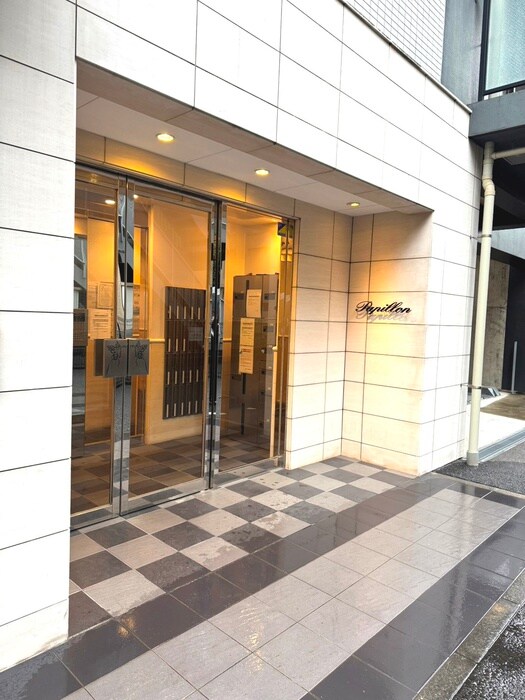 物件外観写真3　(エントランス部分)