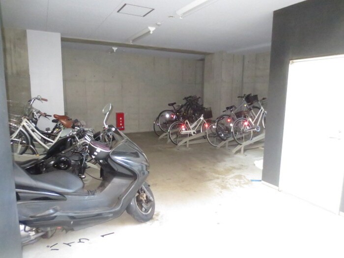 物件外観写真4　(駐輪場)