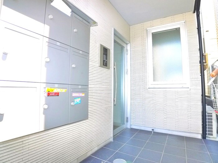 物件外観写真2　(エントランス部分)
