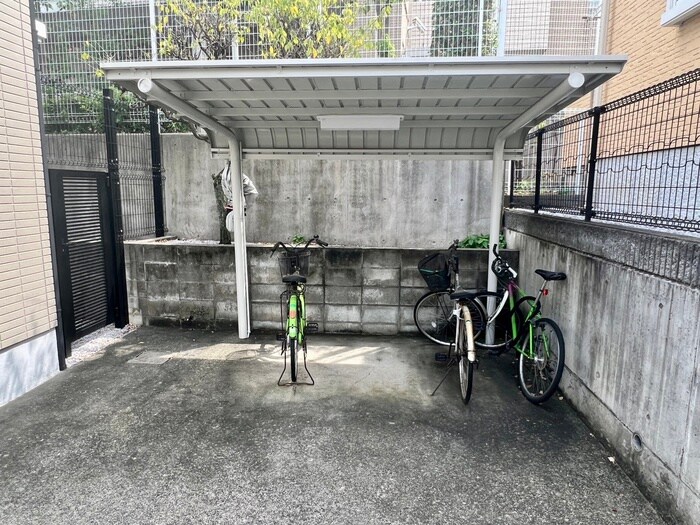 物件外観写真4　(駐輪場)