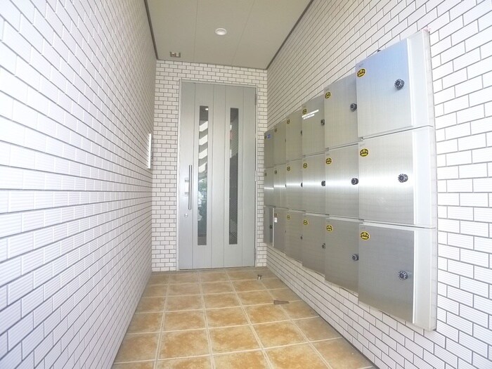 物件外観写真4　(エントランス部分)