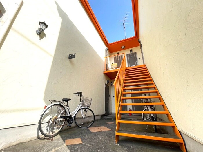 物件外観写真2　(エントランス部分)