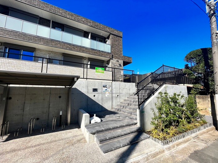 物件外観写真3　(エントランス部分)