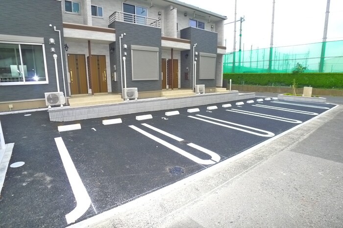 物件外観写真2　(駐車場)