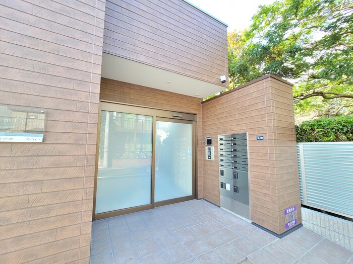 物件外観写真3　(エントランス部分)