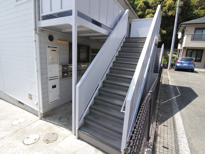 物件外観写真2　(エントランス部分)