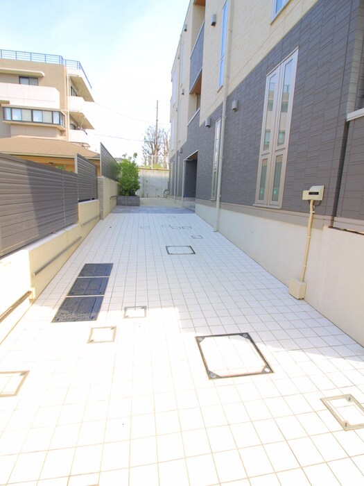 物件外観写真2　(エントランス部分)