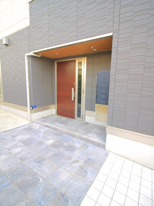 物件外観写真3　(エントランス部分)