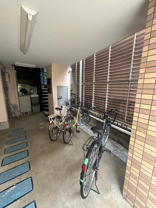 物件外観写真4　(駐輪場)