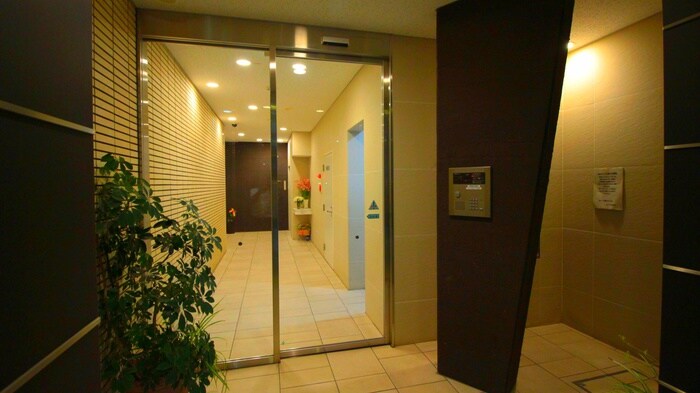 物件外観写真2　(エントランス部分)