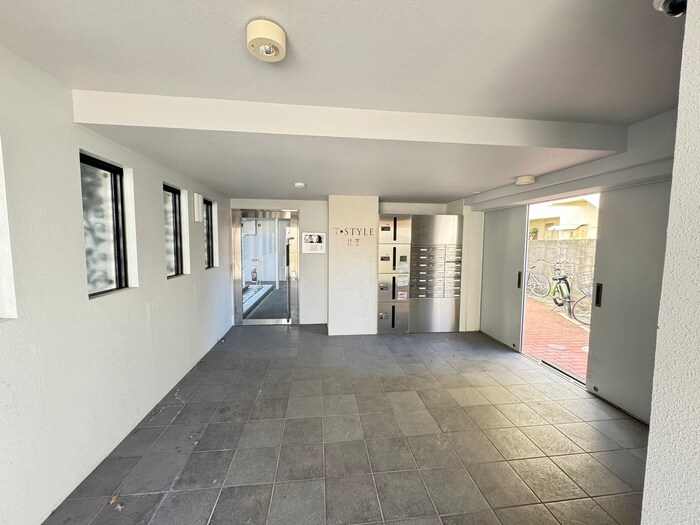 物件外観写真2　(エントランス部分)