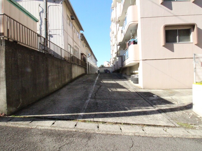 物件外観写真2　(駐車場)