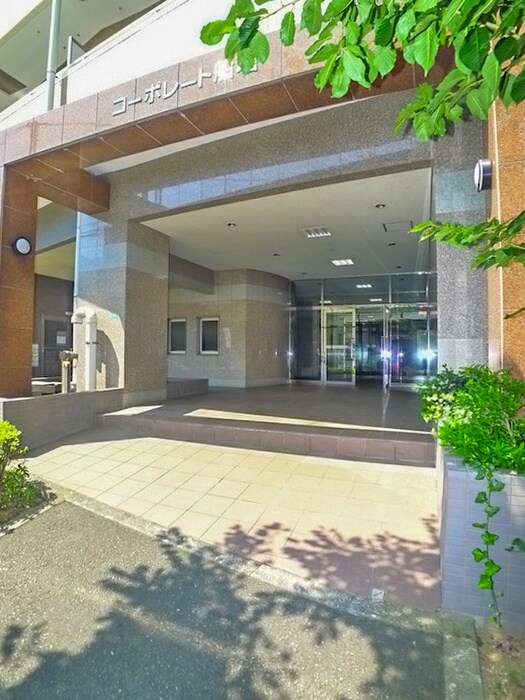 物件外観写真3　(エントランス部分)