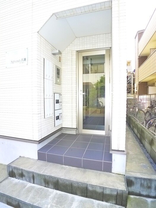 物件外観写真2　(エントランス部分)