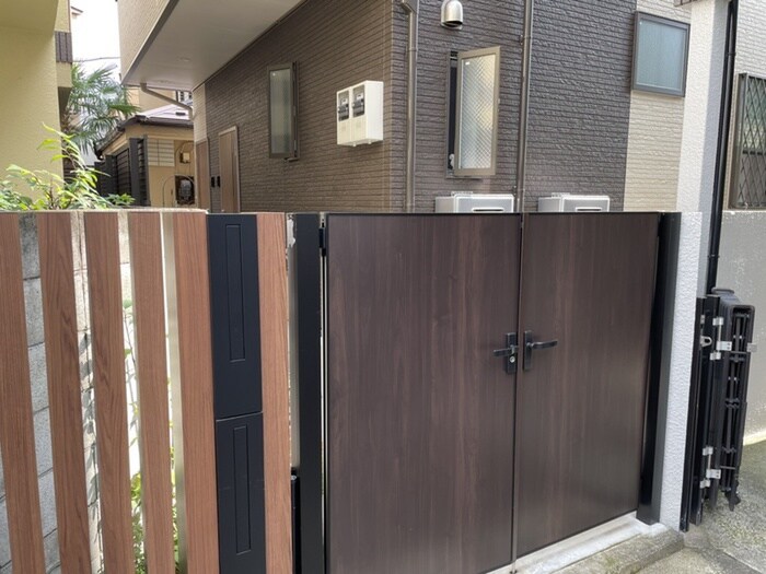 物件外観写真2　(エントランス部分)