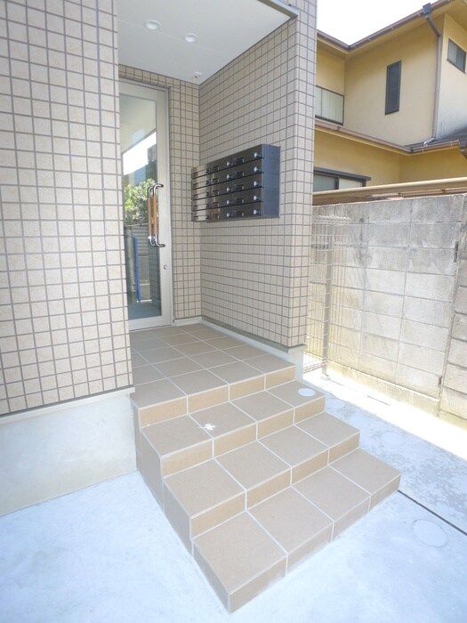 物件外観写真2　(エントランス部分)