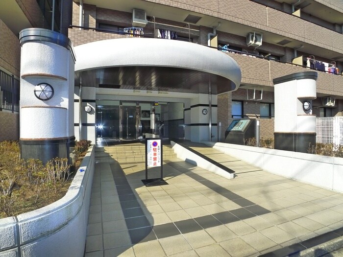 物件外観写真2　(エントランス部分)