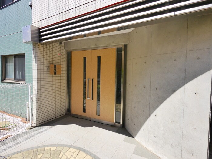 物件外観写真2　(エントランス部分)