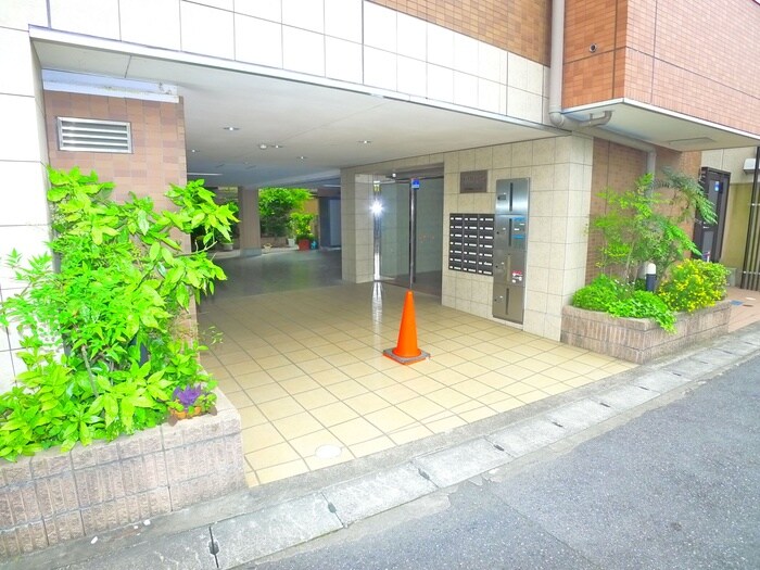 物件外観写真2　(エントランス部分)