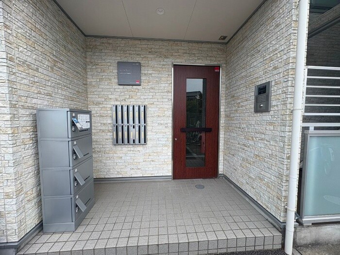 物件外観写真4　(エントランス部分)