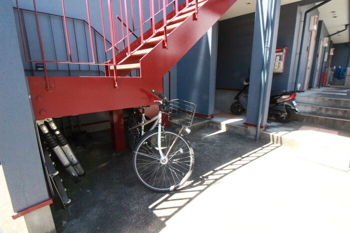物件外観写真3　(バイク置き場)