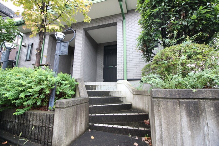 物件外観写真3　(エントランス部分)