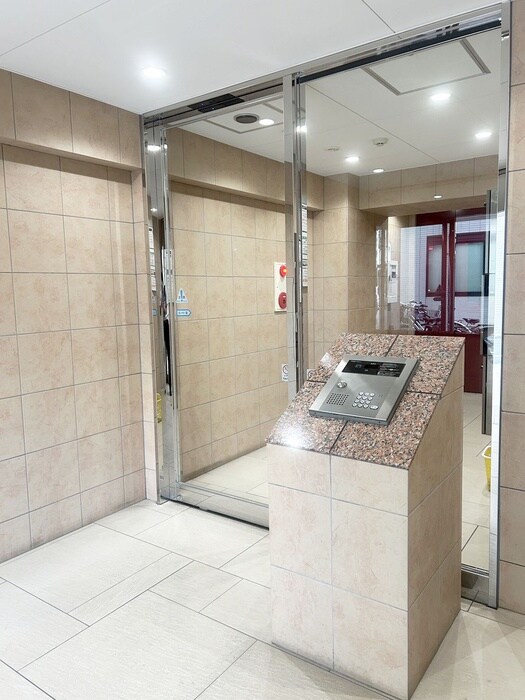 物件外観写真4　(エントランス部分)