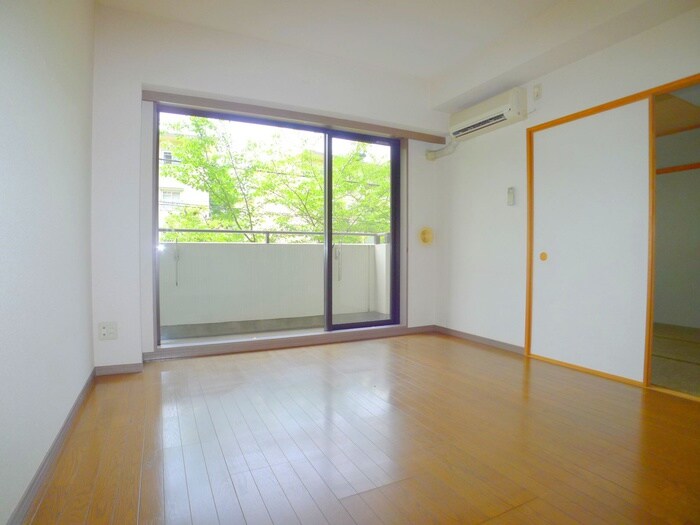 物件内観写真8　(室内からの展望)