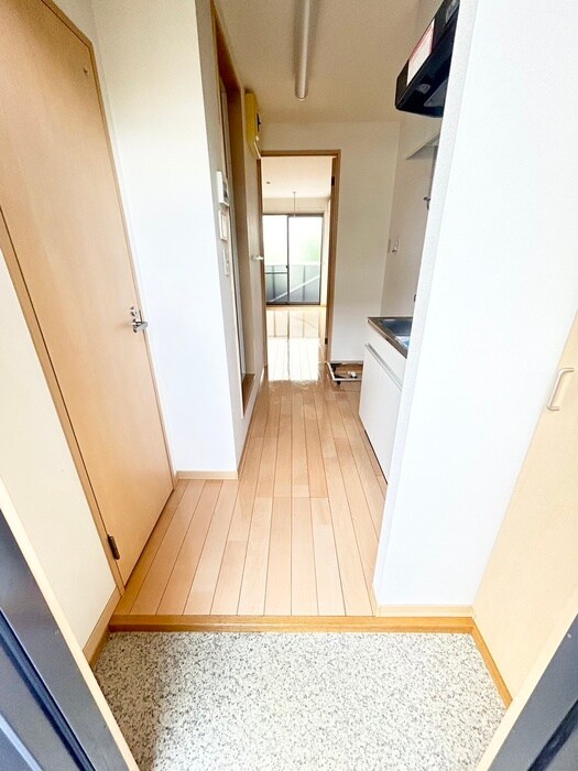 物件内観写真4　(玄関)