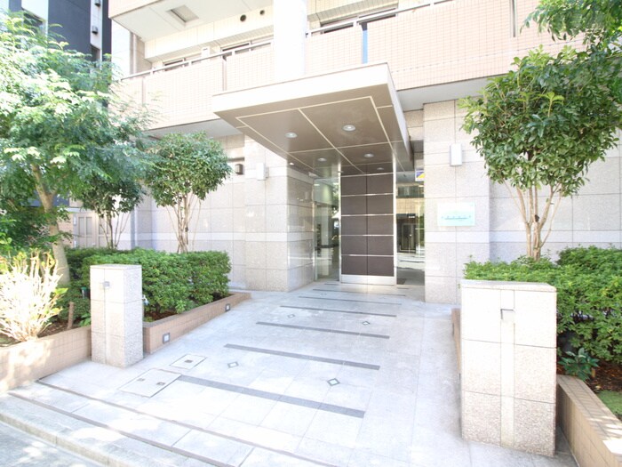 物件外観写真2　(エントランス部分)