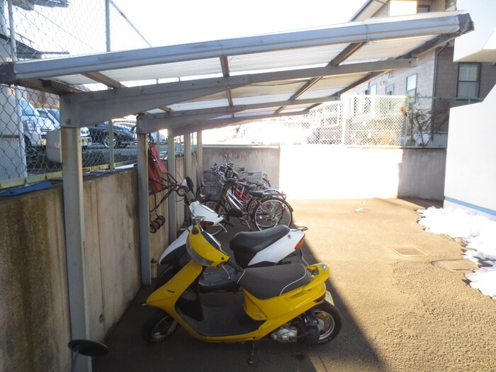 物件外観写真5　(駐輪場)