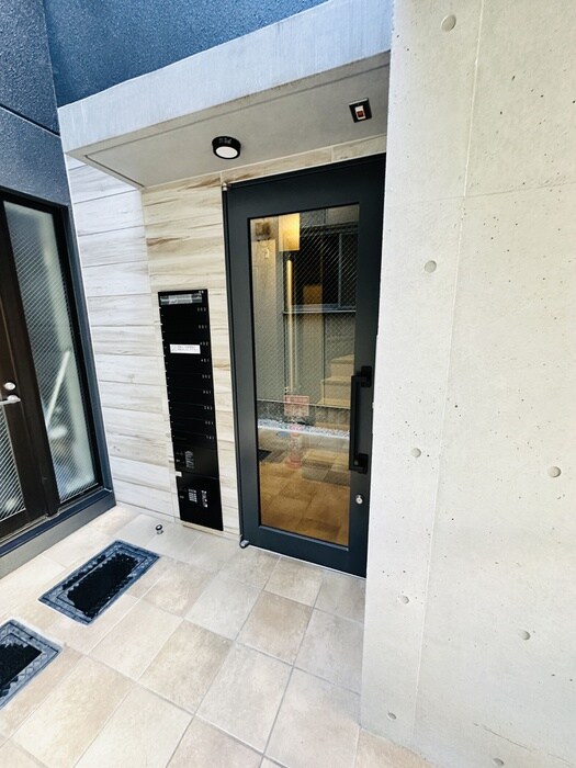 物件外観写真2　(エントランス部分)