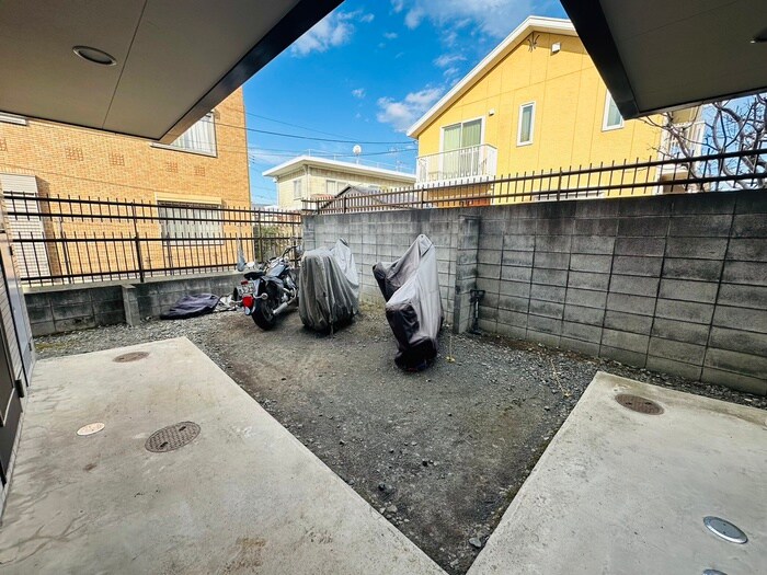 物件外観写真2　(バイク置き場)