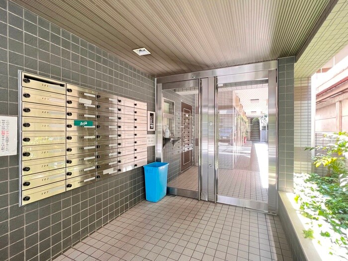 物件外観写真4　(エントランス部分)