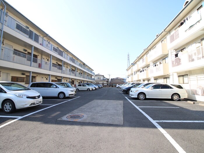 物件外観写真2　(駐車場)