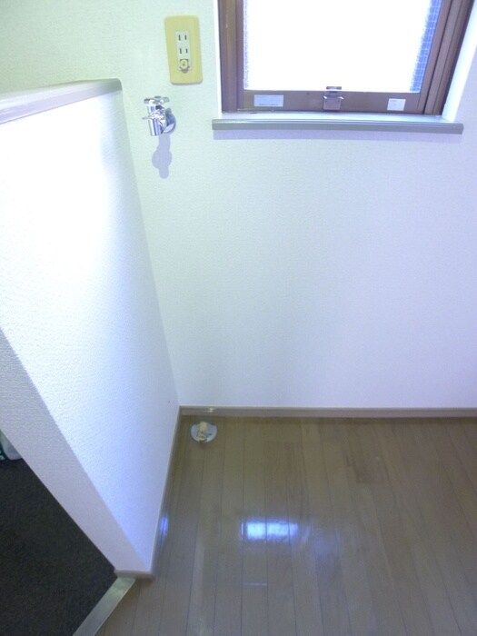 物件内観写真16　(洗濯機置場)