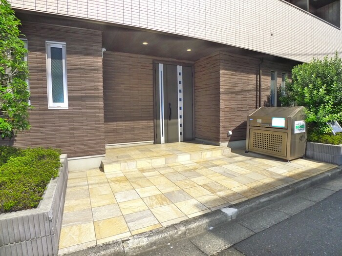 物件外観写真3　(エントランス部分)