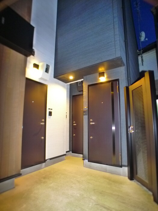 物件外観写真2　(エントランス部分)