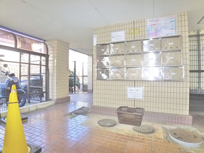 物件外観写真4　(エントランス部分)