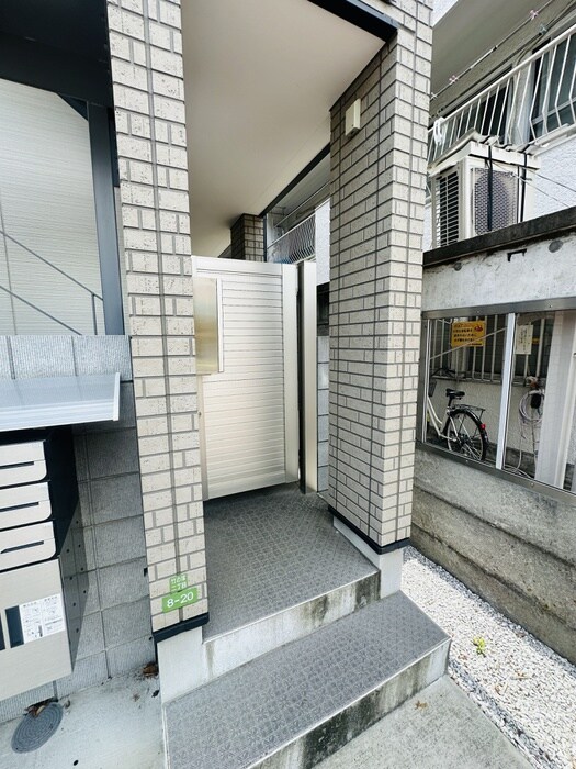 物件外観写真2　(エントランス部分)