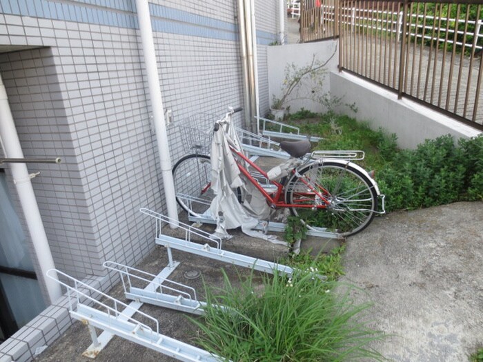 物件外観写真4　(駐輪場)